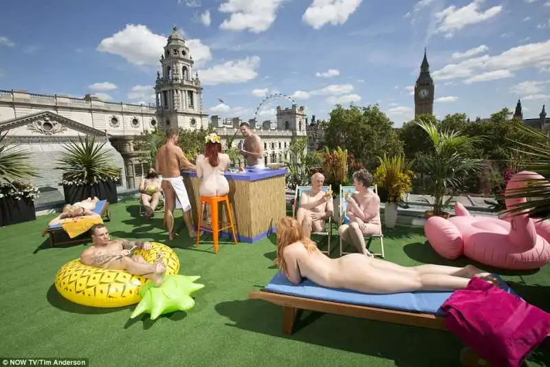 nowtv a londra la terrazza per nudisti  1