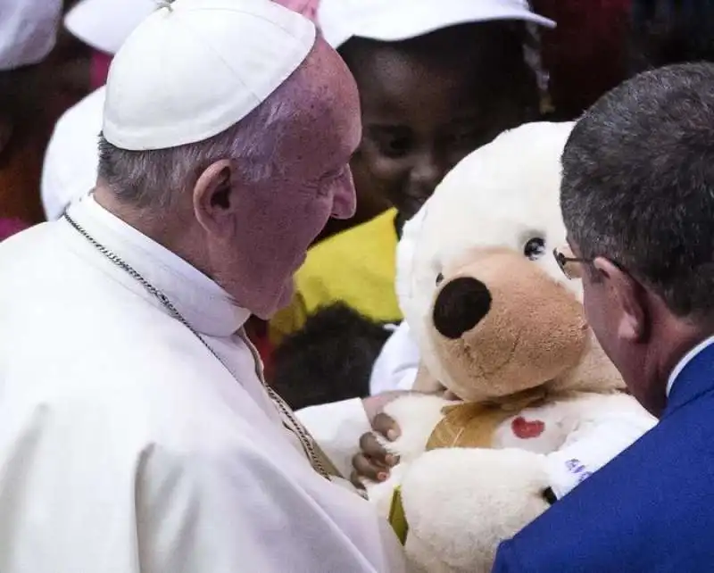 PAPA BERGOGLIO E IL PELUCHE