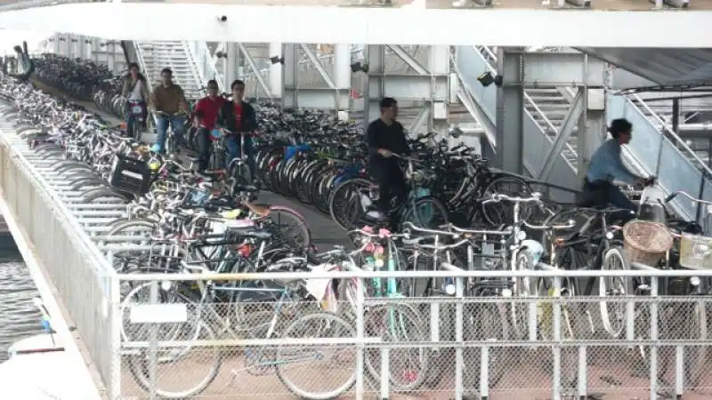 PARCHEGGIO BICI AMSTERDAM 3