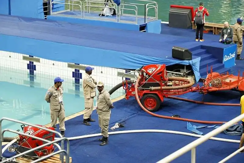 piscina di rio  viene svuotata dall acqua verde