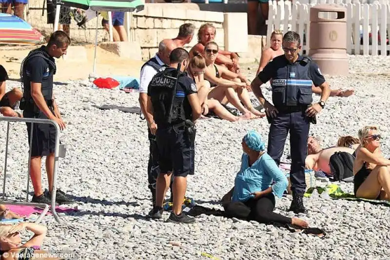 polizia controlla musulmana in spiaggia