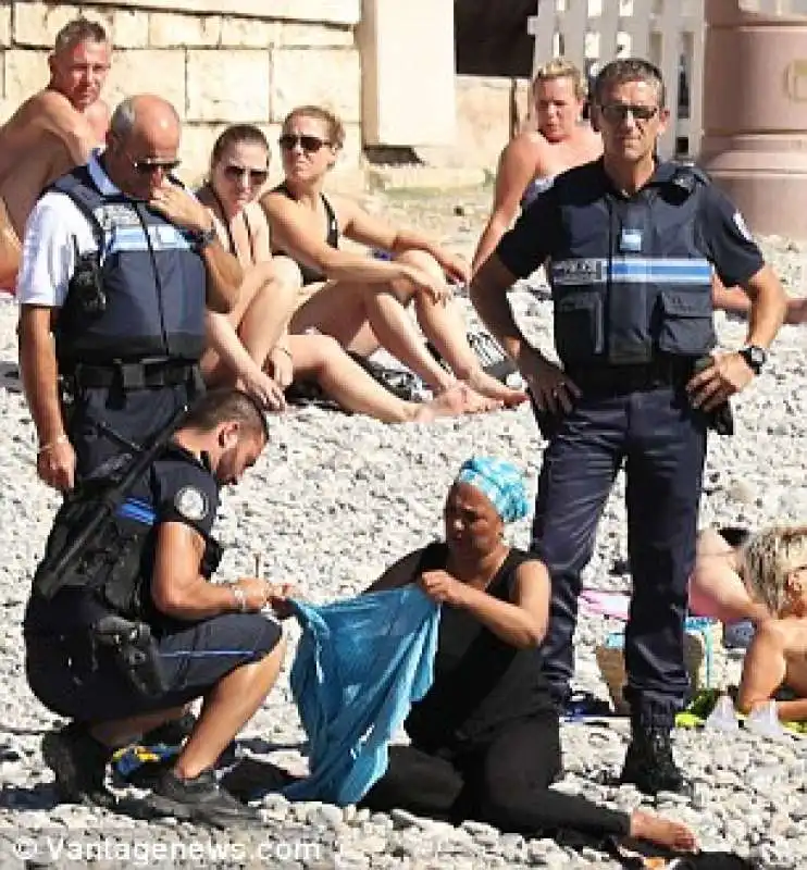 polizia  francese fa spogliare e multa donna con burkini