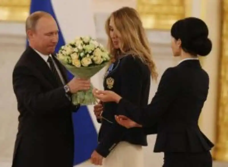 PUTIN PREMIA GLI ATLETI RUSSI TORNATI DA RIO 4