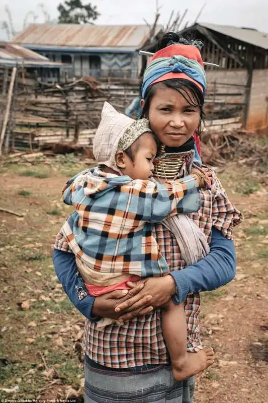 rda solo due anni si puo visitare il villaggio delle kayan