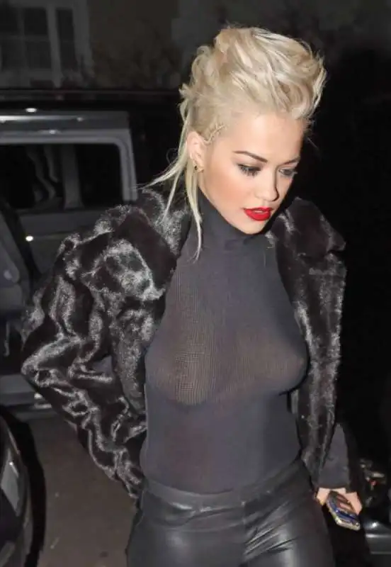 RITA ORA SENZA REGGISENO