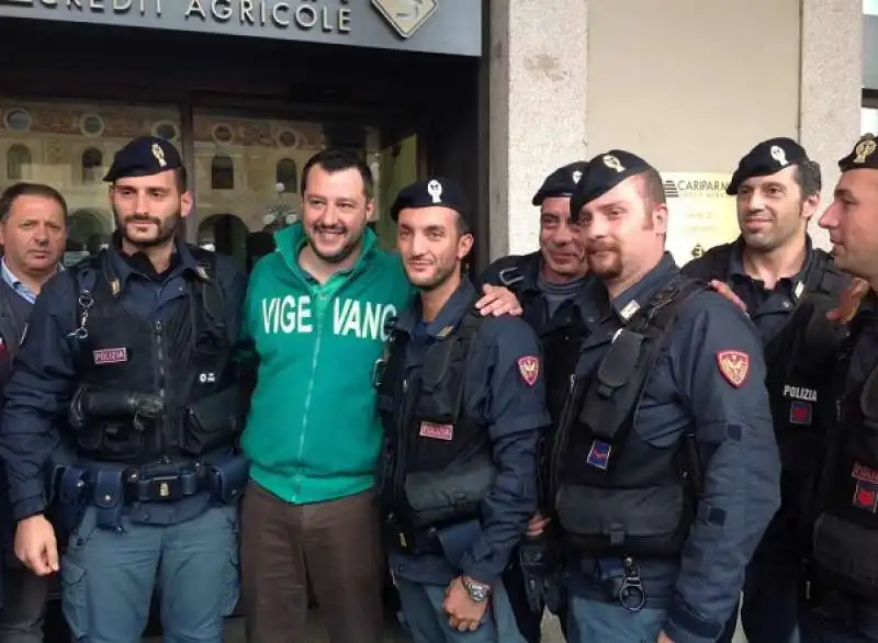 SALVINI CON AGENTI POLIZIA