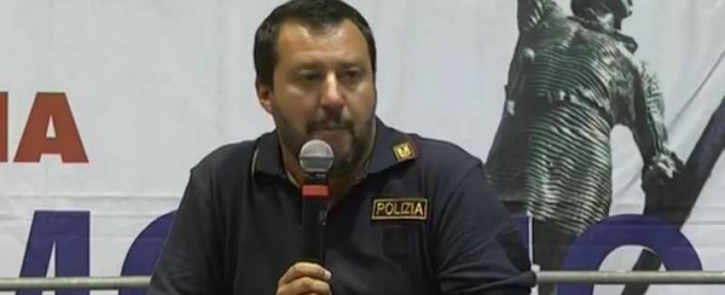 SALVINI CON DIVISA POLIZIA 2