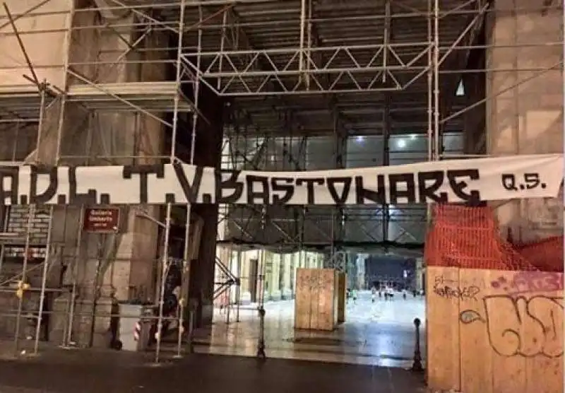 STRISCIONI A NAPOLI CONTRO AURELIO DE LAURENTIIS