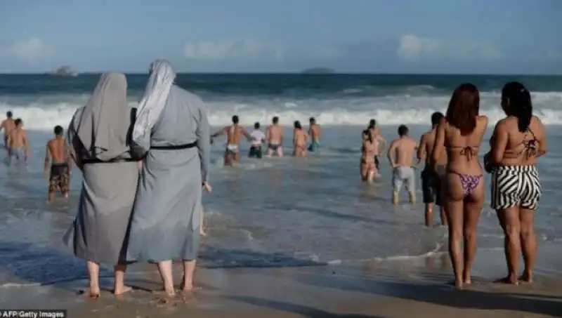 suore in spiaggia con il loro burkini