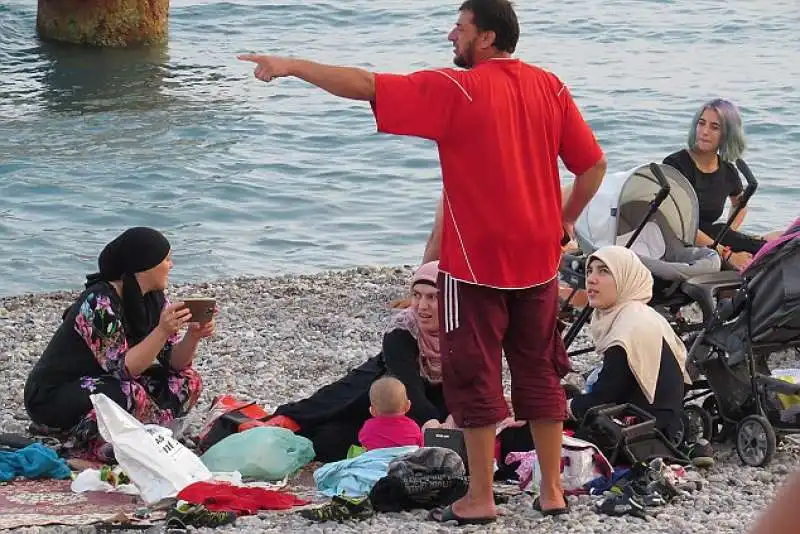 torna il burkini a nizza