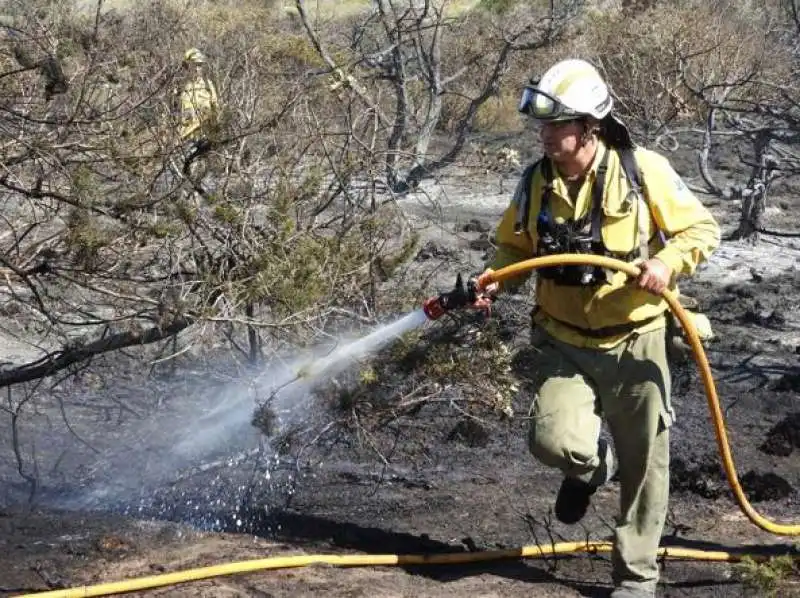 un vigile del fuoco spegne l incendio di espalmador a formentera