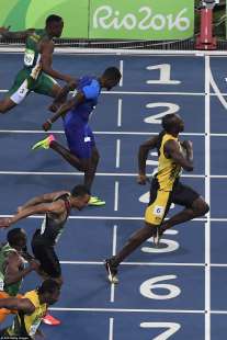 usain bolt vince il terzo oro di seguito a rio 100 metri 4