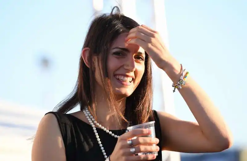 virginia raggi si disseta (2)