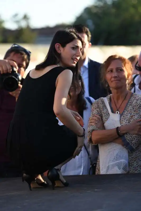 virginia raggi si  intrattiene con il pubblico