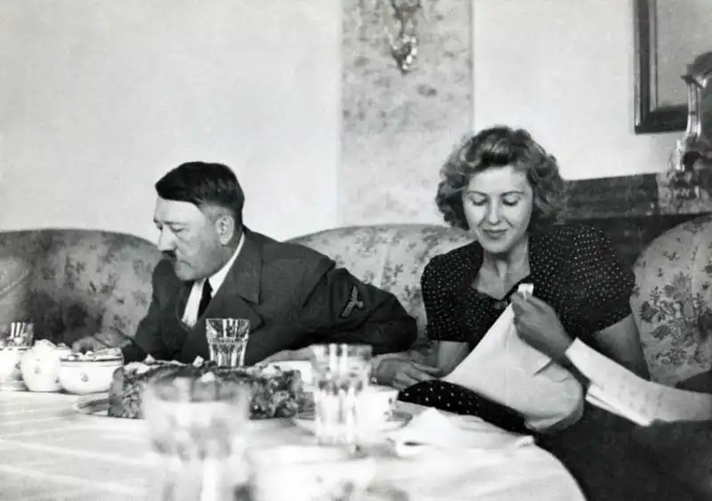 ADOLF HITLER CON EVA BRAUN