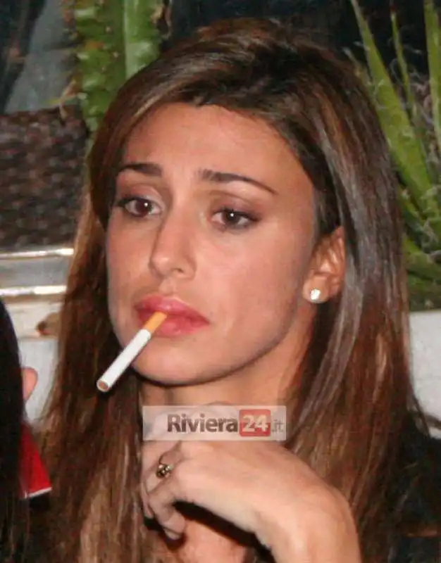 belen rodriguez fuma una sigaretta  4