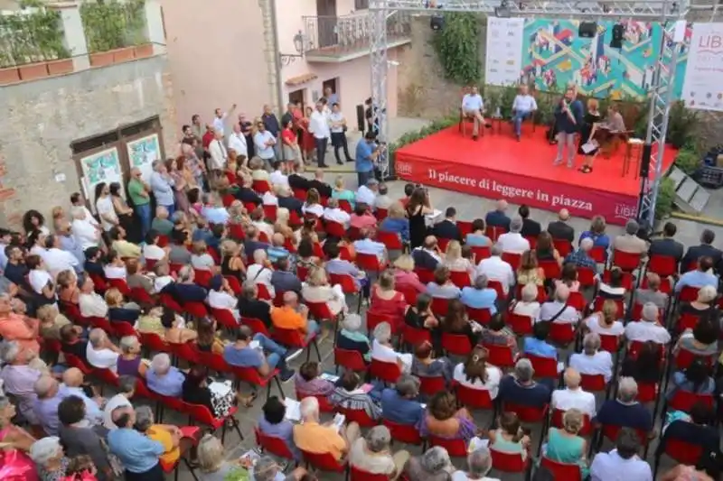 capalbio libri 2017 pubblico di piazza magenta