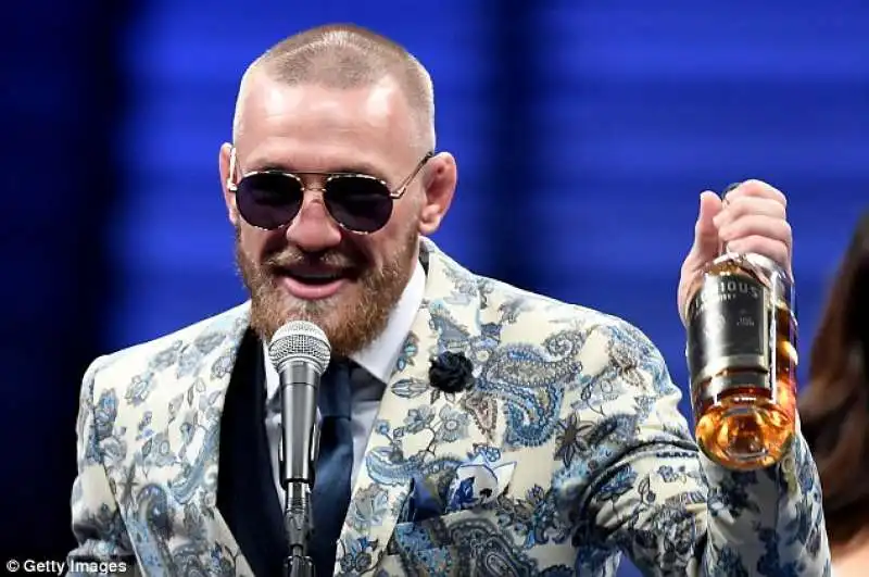 conor mcgregor si consola col whisky e 100 milioni di dollari