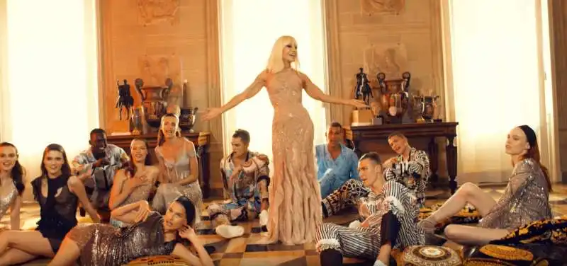 donatella versace canta bruno mars copia