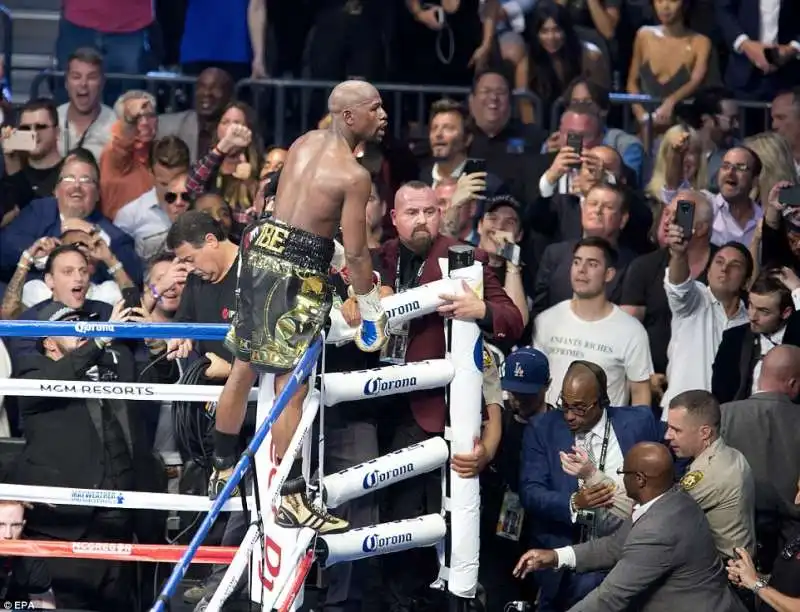 FLOYD MAYWEATHER SCHIANTA CONOR MCGREGOR