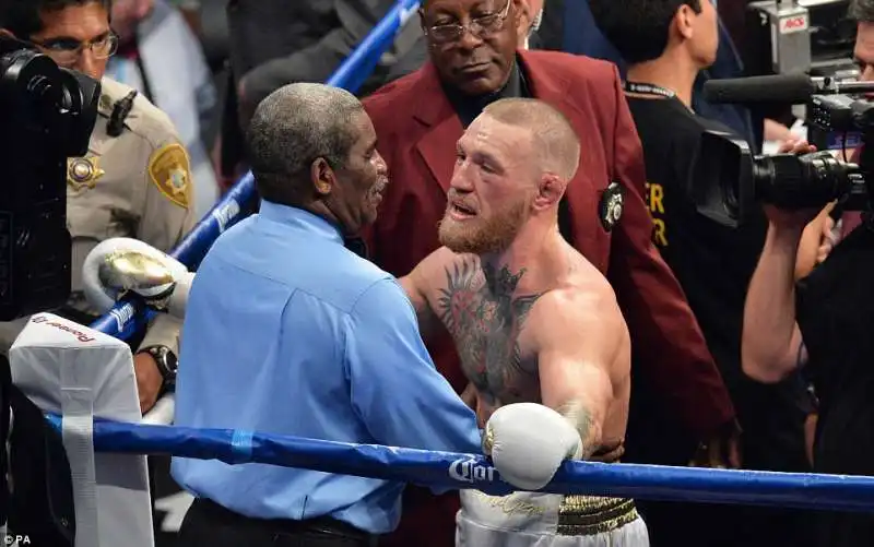 FLOYD MAYWEATHER SCHIANTA CONOR MCGREGOR