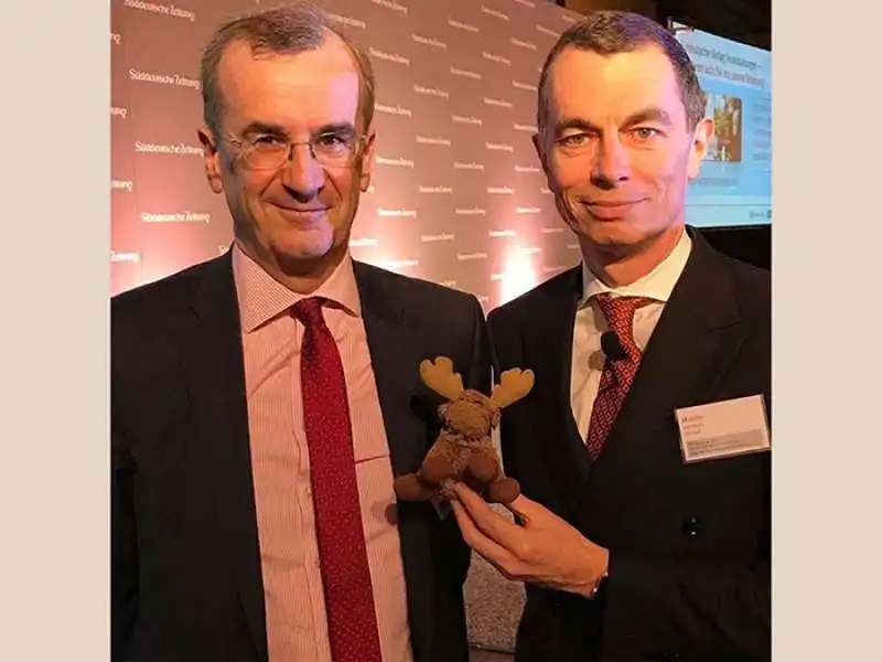 francois villeroy de galhau e jean pierre mustier con elkette l alce peluche di mustier