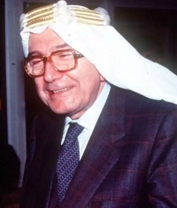 GIULIO ANDREOTTI CON IL COPRICAPO ARABO   