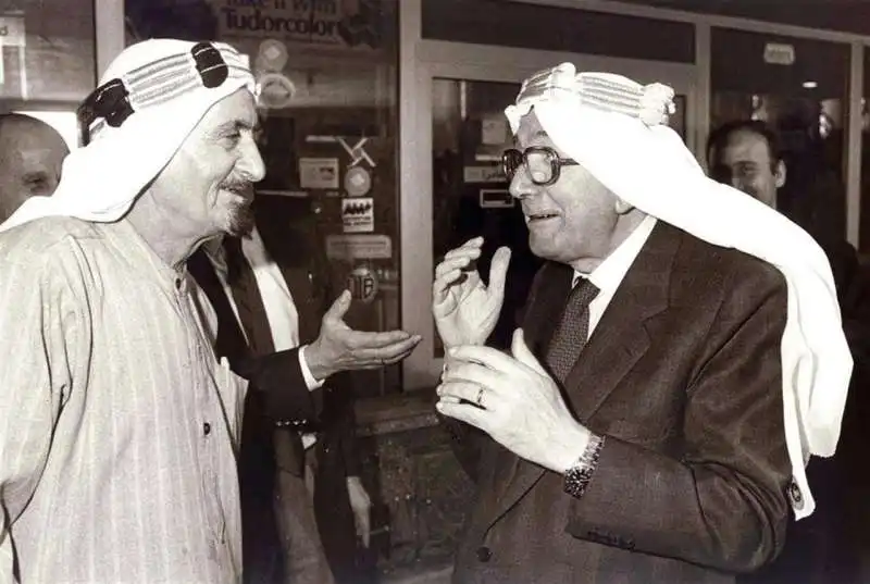 GIULIO ANDREOTTI CON IL COPRICAPO ARABO