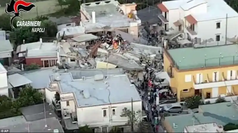 I SOCCORSI DOPO IL TERREMOTO DI ISCHIA