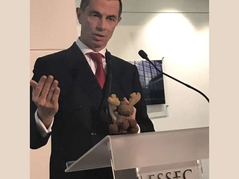 jean pierre mustier  con elkette l alce peluche di mustier