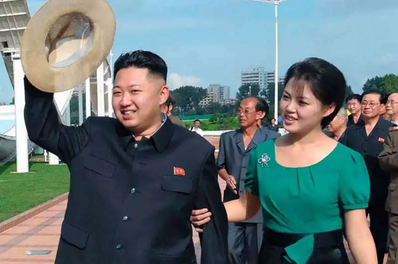 kim jong un e la moglie ri sol ju