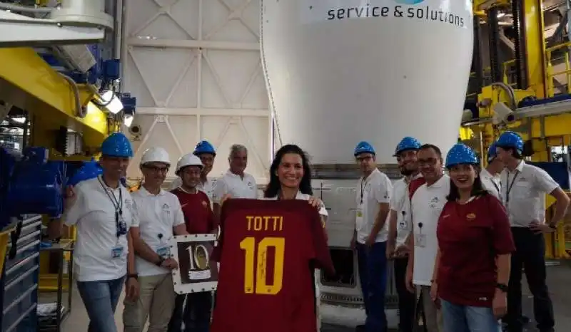 LA MAGLIA DI FRANCESCO TOTTI LANCIATA NELLO SPAZIO