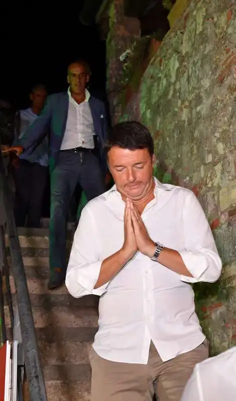 matteo renzi al suo arrivo in piazza magenta