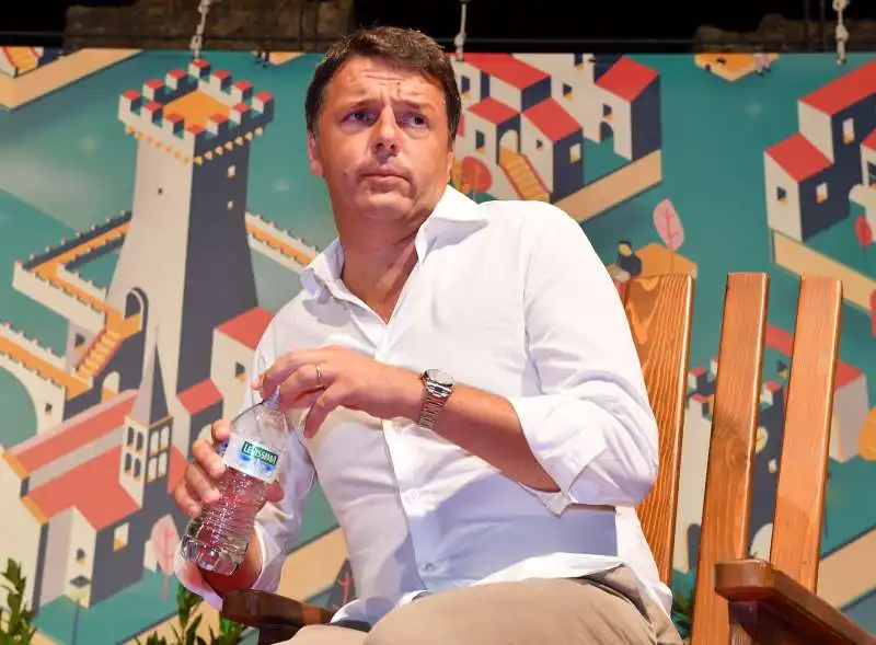 matteo renzi sul palco