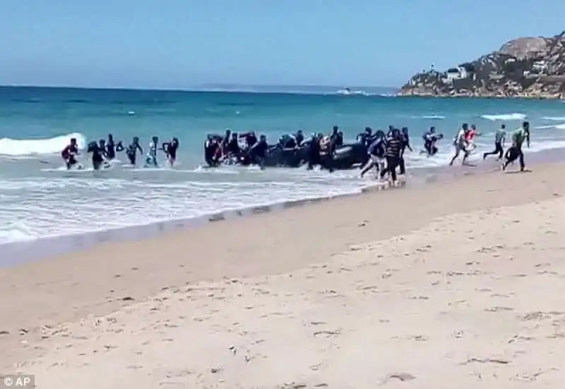 migranti africani in gommone a cadiz