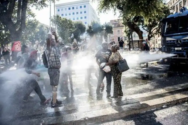 migranti piazza indipendenza5