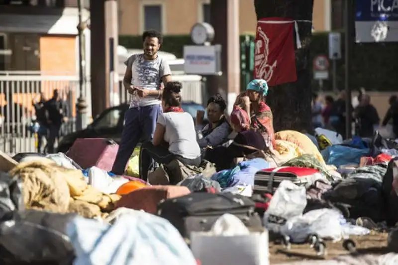 migranti piazza indipendenza7