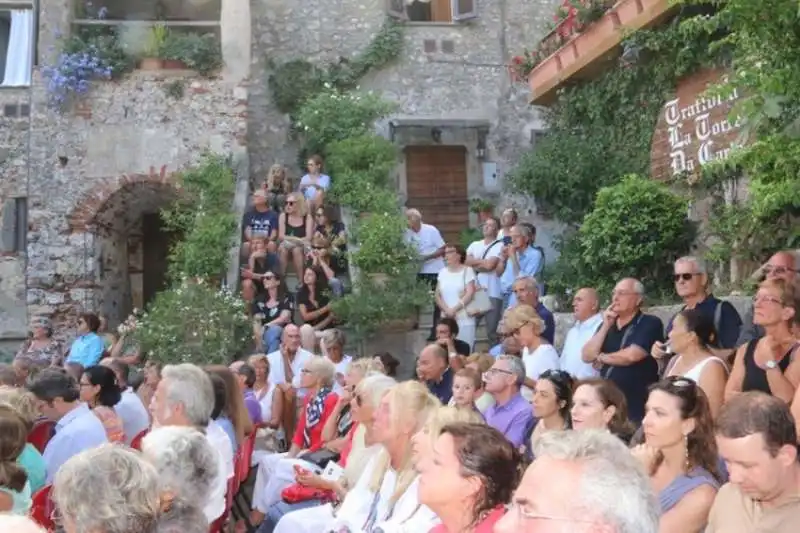 pubblico di piazza magenta