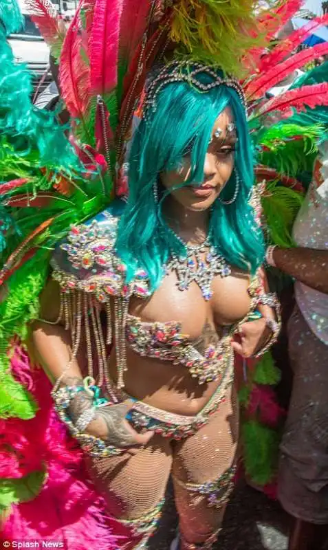 rihanna al crop over festival copia 4