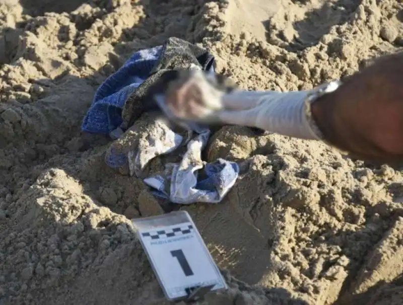 rimini stupro in spiaggia  