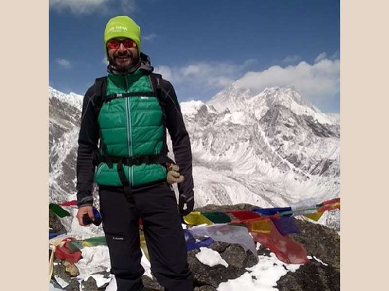 roberto maffioletti sull’everest con elkette l alce peluche di mustier