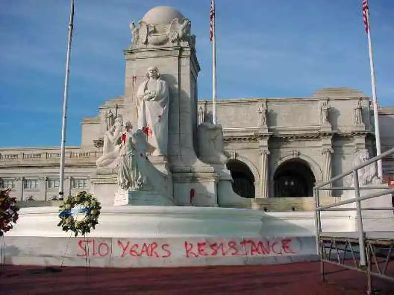 statua di colombo vandalizzata washington