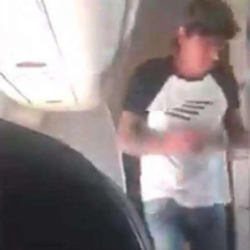 tommy lee esce dal bagno dell aereo