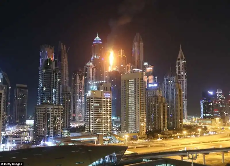 torch tower di dubai nuovo incendio  7