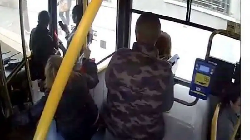 TORINO - UN UOMO SI MASTURBA SUL BUS