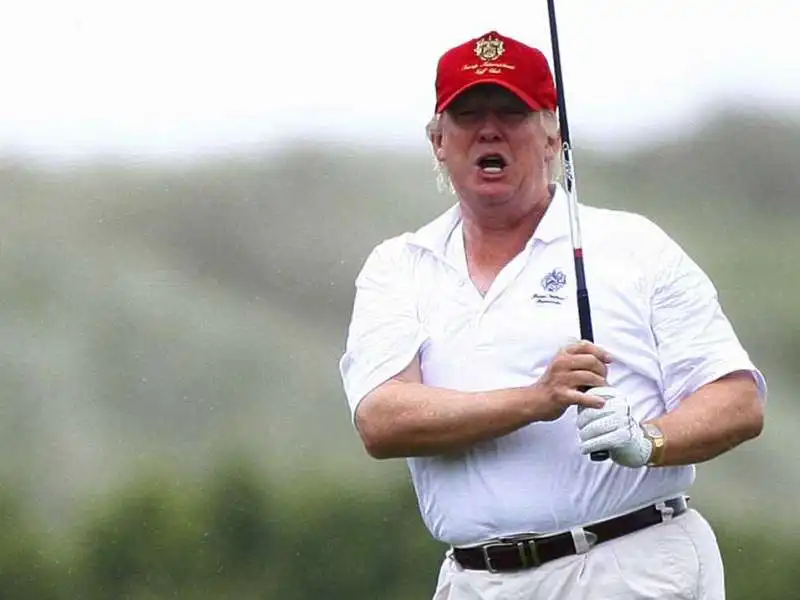 TRUMP GIOCA A GOLF