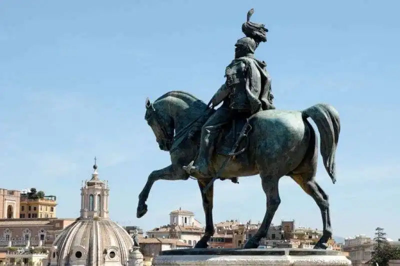 VITTORIO EMANUELE STATUA