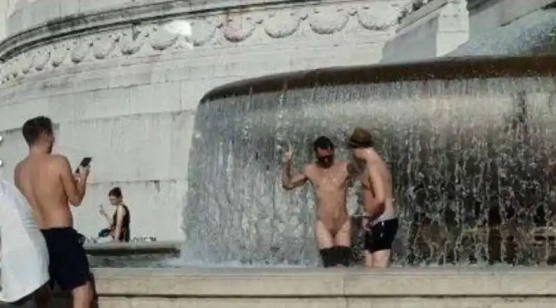 bagno nella fontana del vittoriano 7