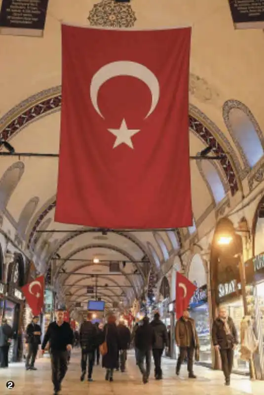 bandiere turche all'interno dello storico mercato del gran bazar di istanbul