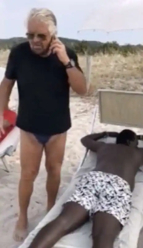 beppe grillo chiama salvini: c'e' un nero in spiaggia 4